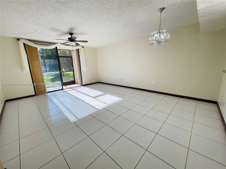 For Sale: $290,000 (2 beds, 2 baths, 965 Square Feet)