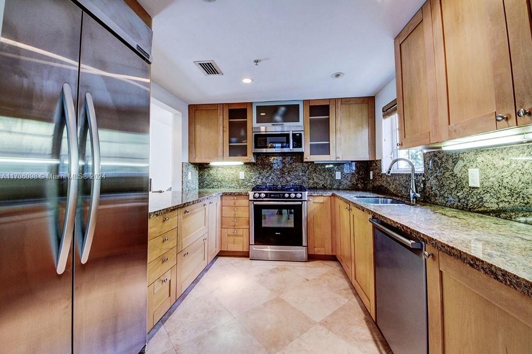 Spacious Kitchen with pass through to living area