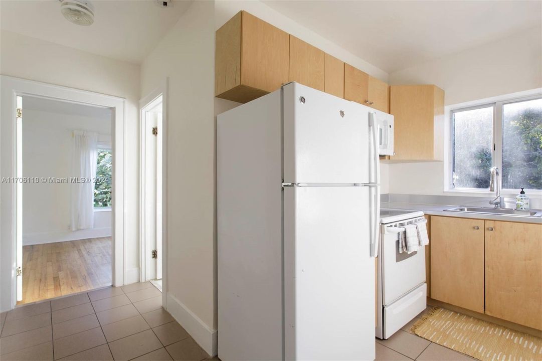 Active With Contract: $1,950 (1 beds, 1 baths, 550 Square Feet)