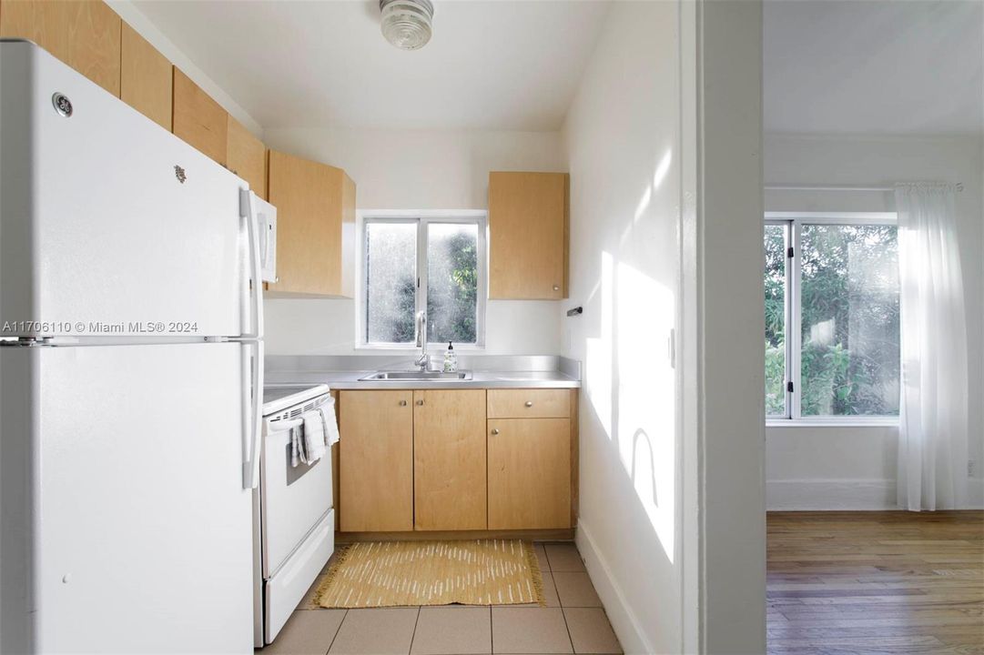 Active With Contract: $1,950 (1 beds, 1 baths, 550 Square Feet)