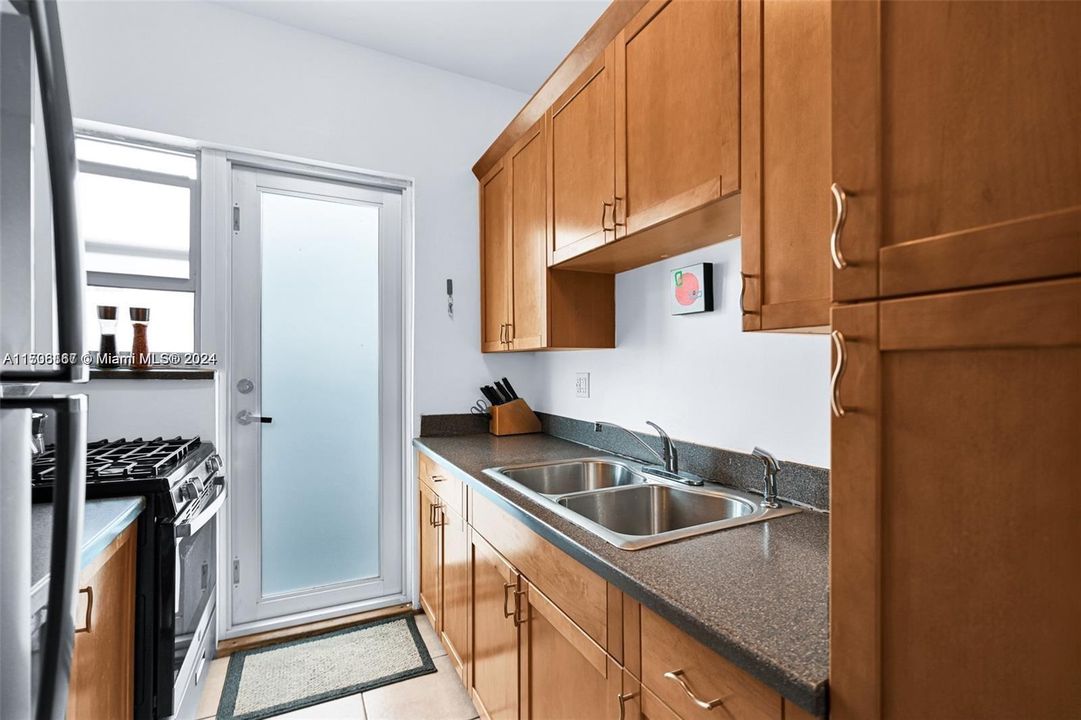 For Sale: $314,000 (1 beds, 1 baths, 506 Square Feet)