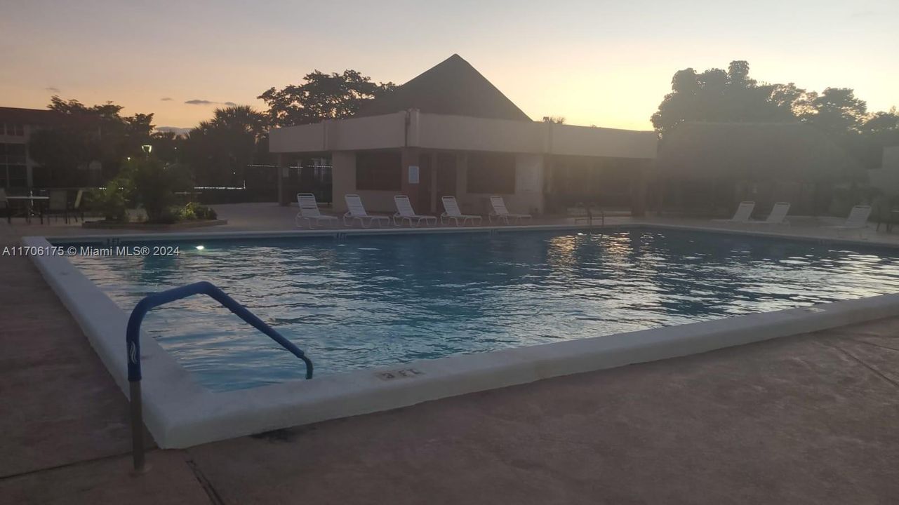 GRANDE PISCINA TEMPERADA Y AL FINAL HAY UN LINDO CLUB CON GYM  CON MAQUINAS MODERNAS Y JUEGOS COMO BILLAR, PING PONG ,GOLF, TENNIS.