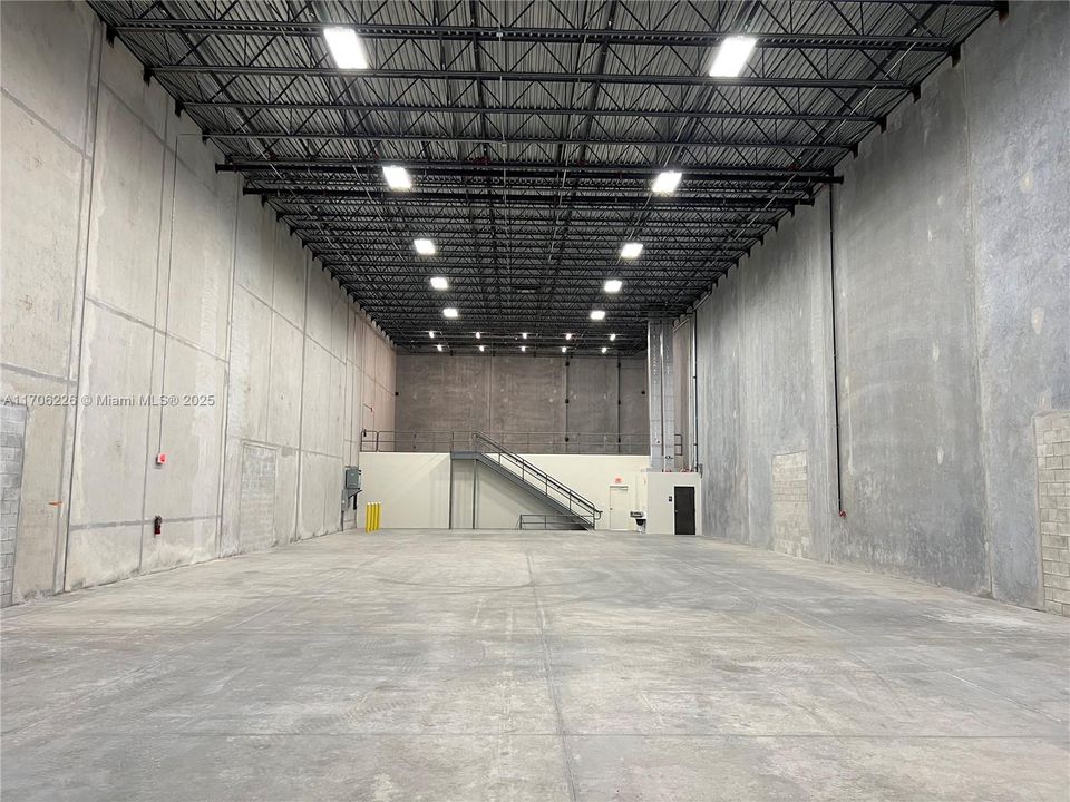 7,047 sq.ft. of Warehouse Space. The block panels allow connection to both warehouses