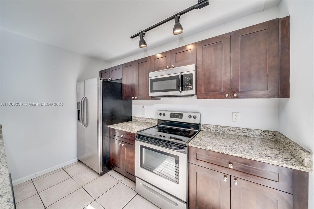 For Sale: $289,000 (2 beds, 2 baths, 1236 Square Feet)