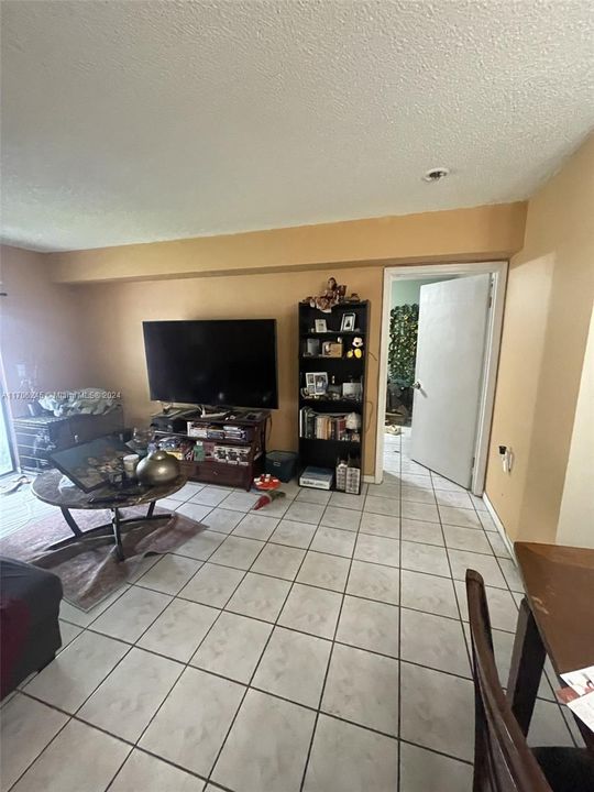 Active With Contract: $193,000 (2 beds, 2 baths, 921 Square Feet)