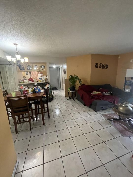 Active With Contract: $193,000 (2 beds, 2 baths, 921 Square Feet)