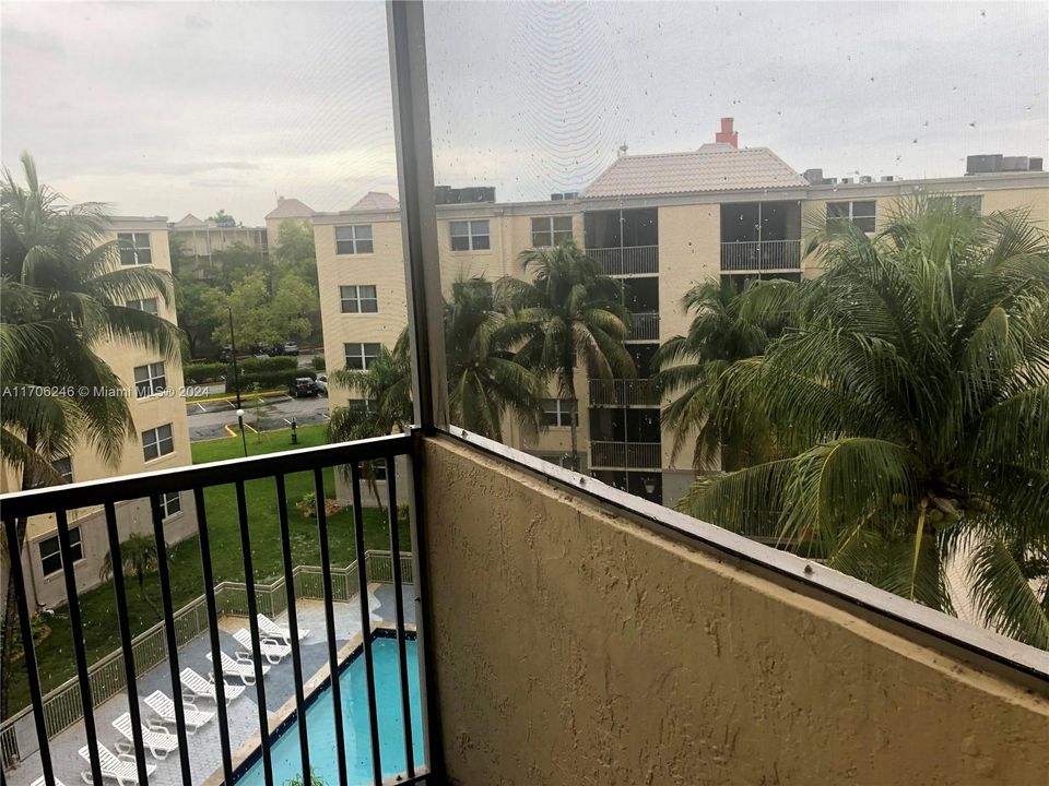 Active With Contract: $1,800 (1 beds, 1 baths, 810 Square Feet)