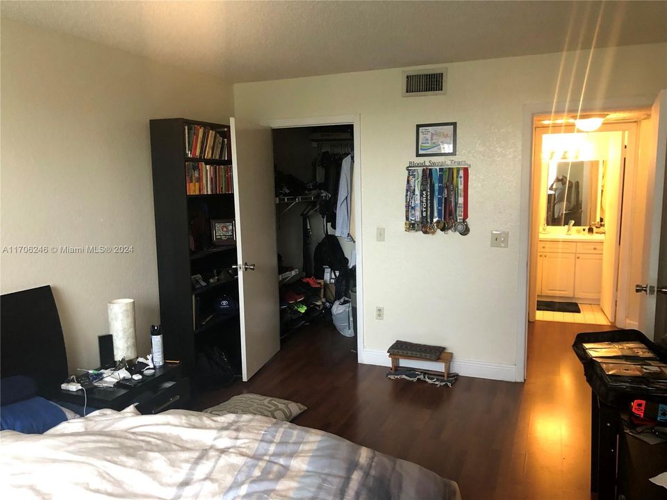 Active With Contract: $1,800 (1 beds, 1 baths, 810 Square Feet)