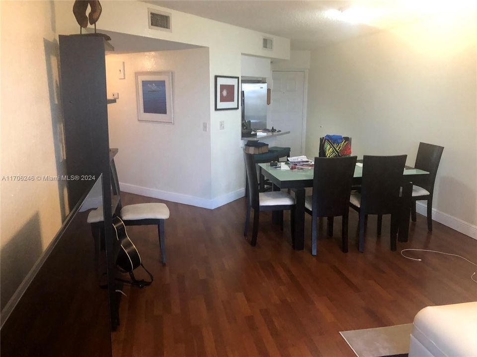 Active With Contract: $1,800 (1 beds, 1 baths, 810 Square Feet)