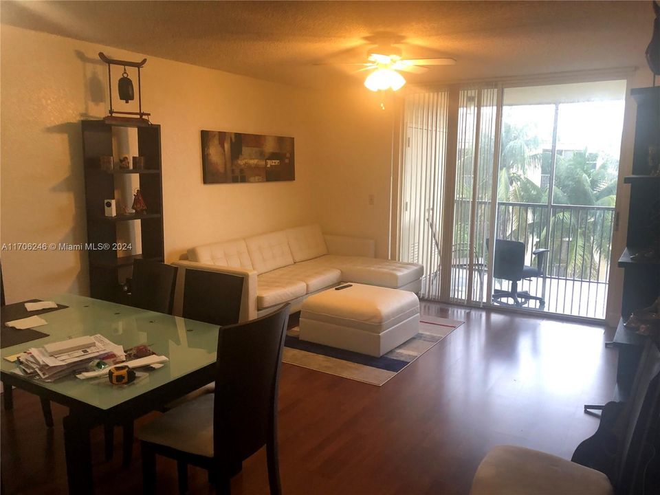 Active With Contract: $1,800 (1 beds, 1 baths, 810 Square Feet)