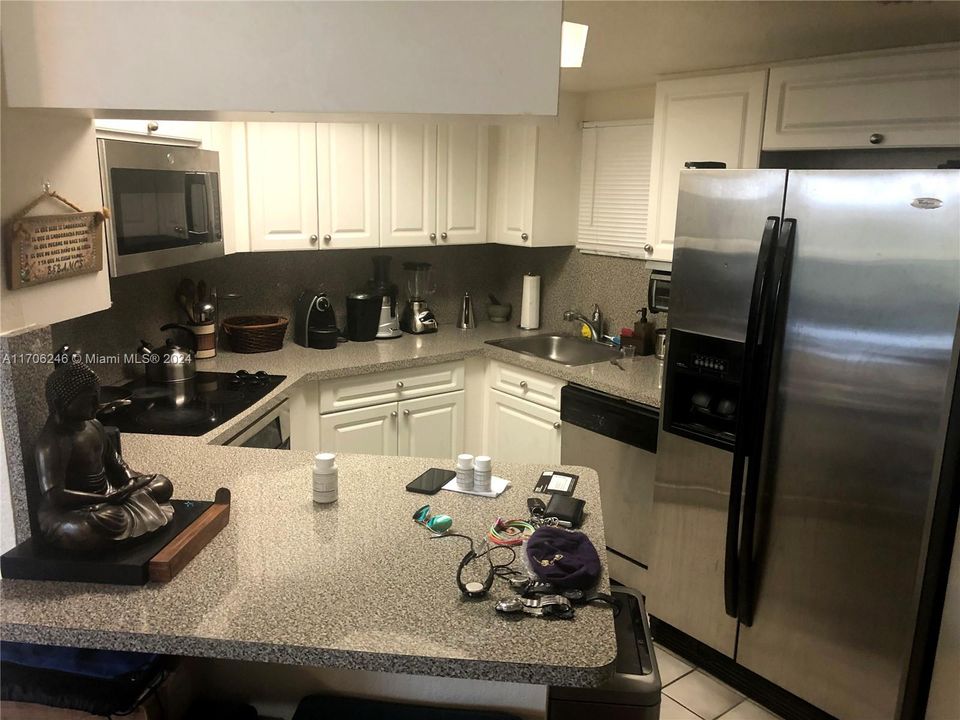 Active With Contract: $1,800 (1 beds, 1 baths, 810 Square Feet)