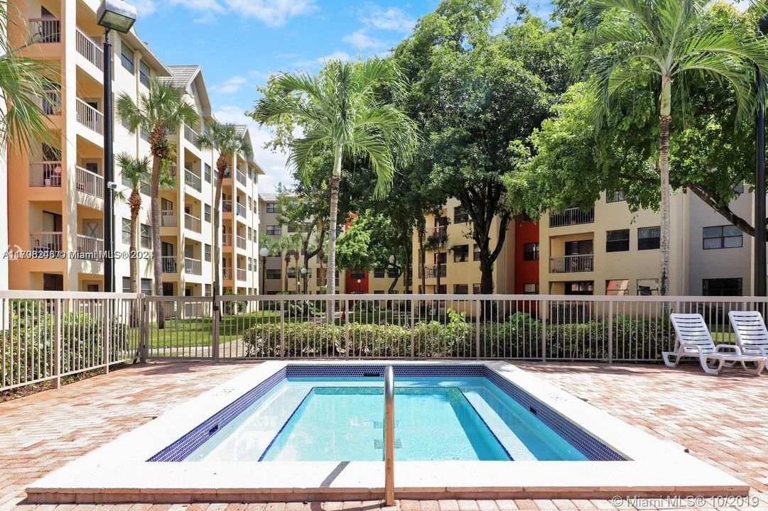 Active With Contract: $1,800 (1 beds, 1 baths, 810 Square Feet)