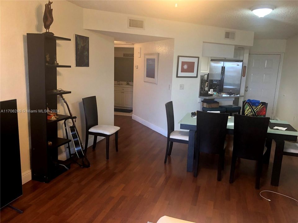 Active With Contract: $1,800 (1 beds, 1 baths, 810 Square Feet)