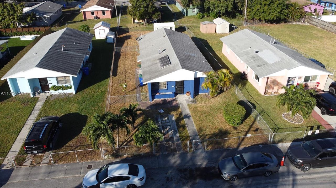 For Sale: $1,400,000 (4 beds, 2 baths, 1400 Square Feet)