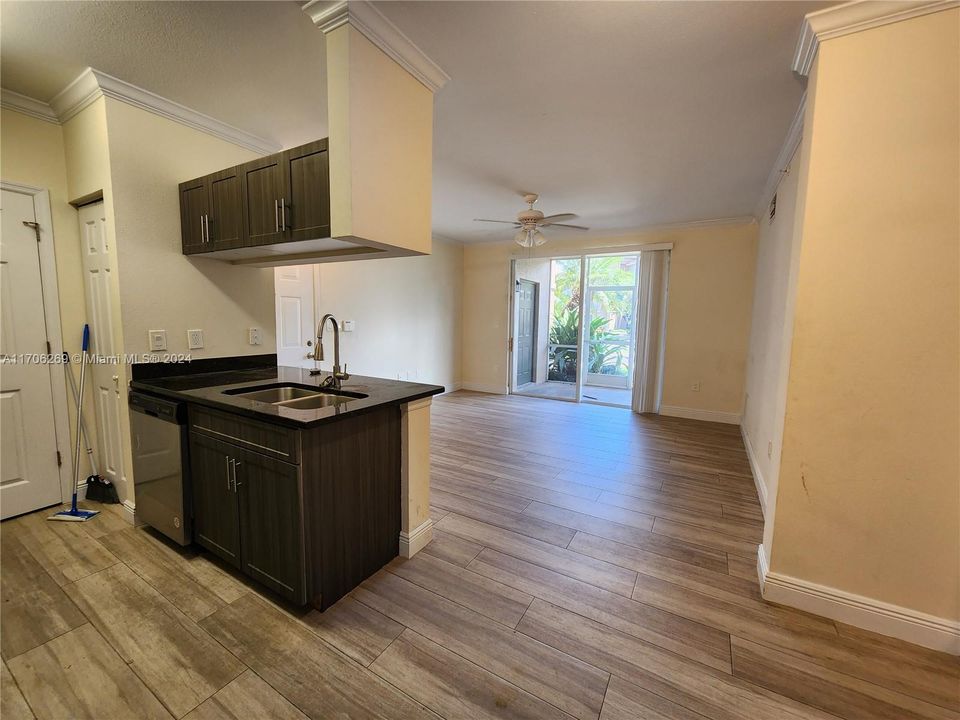 Active With Contract: $1,750 (1 beds, 1 baths, 740 Square Feet)