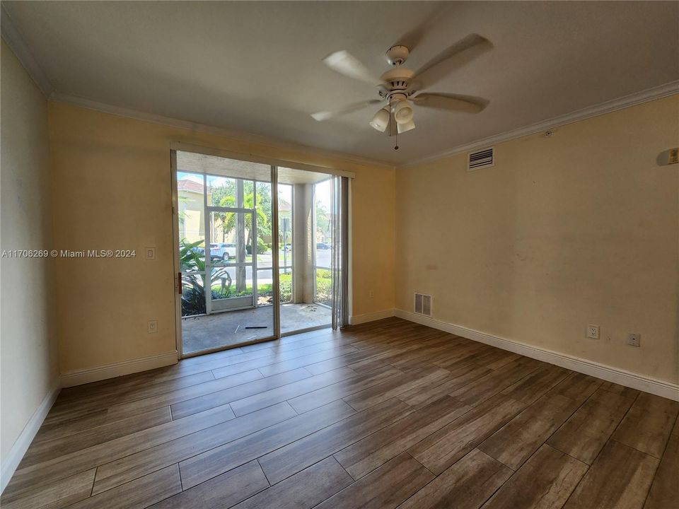 Active With Contract: $1,750 (1 beds, 1 baths, 740 Square Feet)