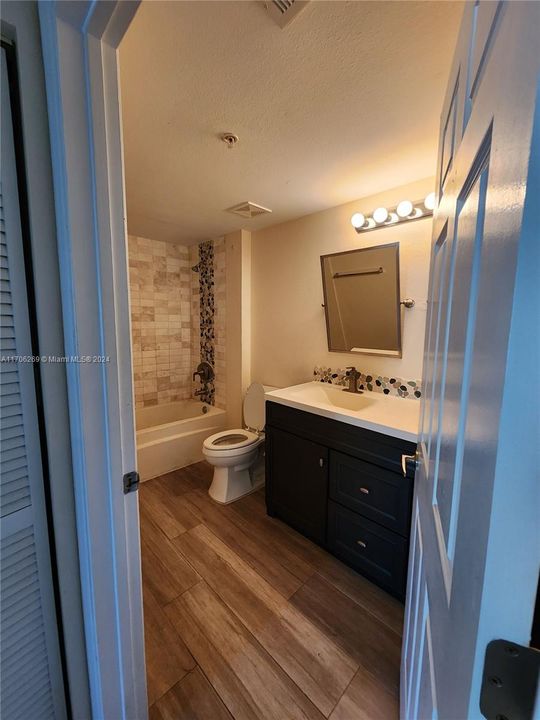 Active With Contract: $1,750 (1 beds, 1 baths, 740 Square Feet)