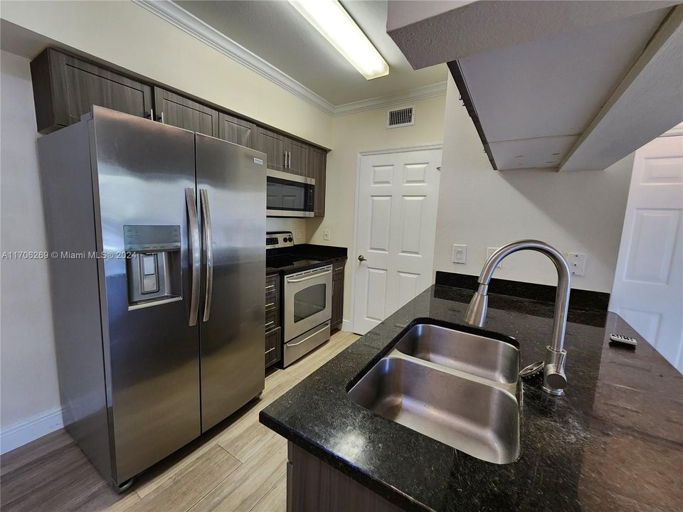 Active With Contract: $1,750 (1 beds, 1 baths, 740 Square Feet)