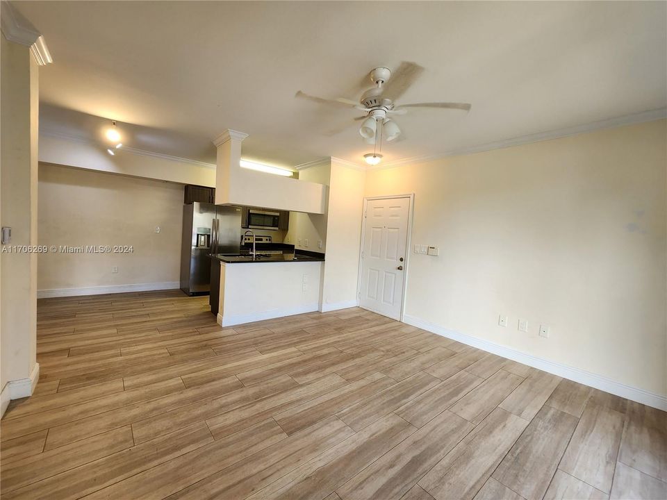 Active With Contract: $1,750 (1 beds, 1 baths, 740 Square Feet)