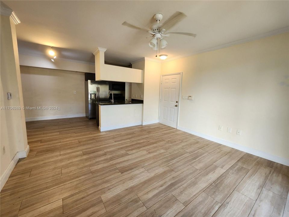 Active With Contract: $1,750 (1 beds, 1 baths, 740 Square Feet)