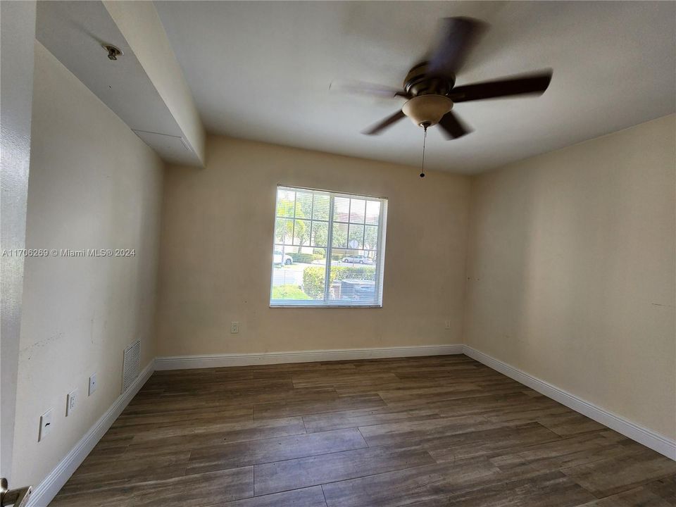 Active With Contract: $1,750 (1 beds, 1 baths, 740 Square Feet)