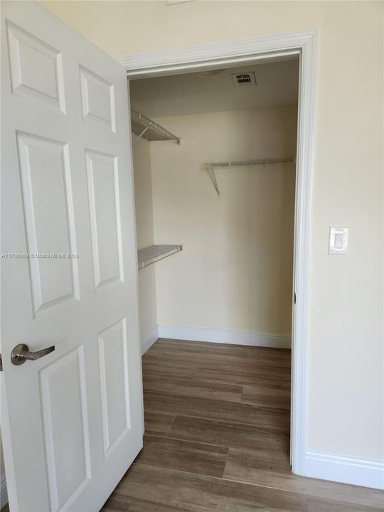 Active With Contract: $1,750 (1 beds, 1 baths, 740 Square Feet)