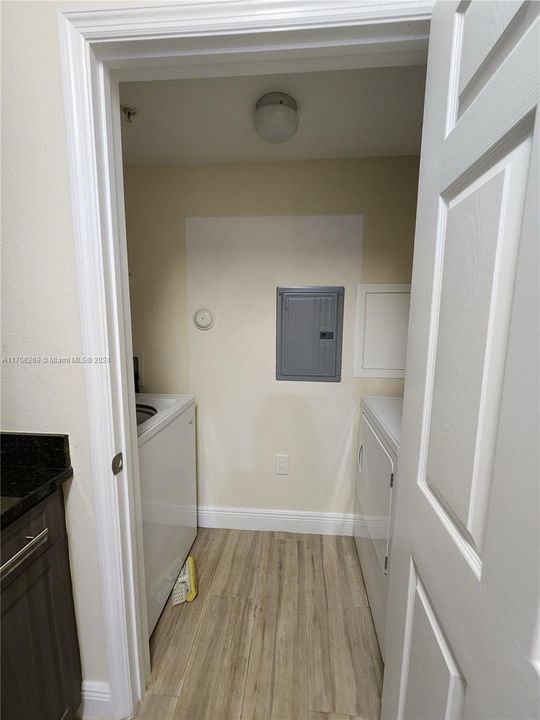 Active With Contract: $1,750 (1 beds, 1 baths, 740 Square Feet)