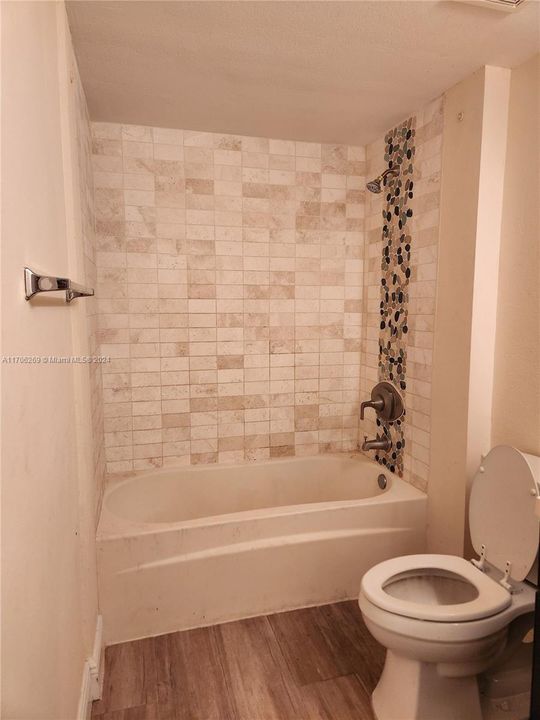 Active With Contract: $1,750 (1 beds, 1 baths, 740 Square Feet)