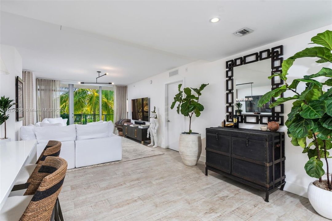 For Sale: $2,590,000 (2 beds, 2 baths, 1440 Square Feet)