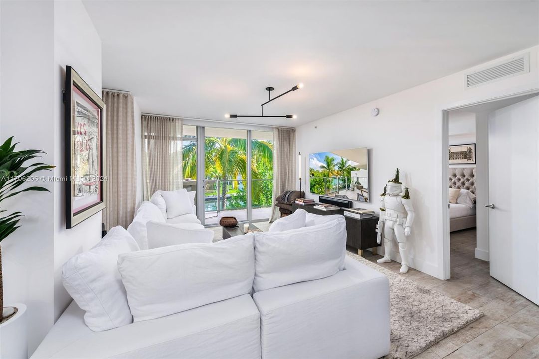 For Sale: $2,590,000 (2 beds, 2 baths, 1440 Square Feet)