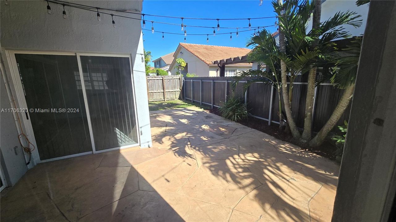 Active With Contract: $3,950 (4 beds, 2 baths, 2004 Square Feet)