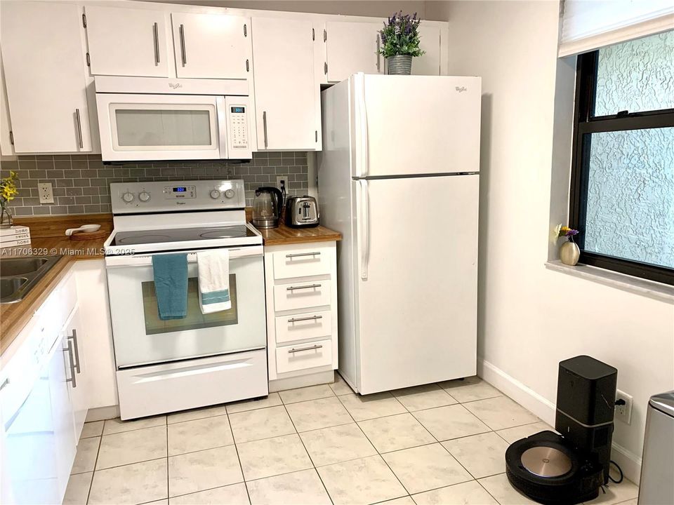 For Sale: $289,900 (2 beds, 2 baths, 940 Square Feet)