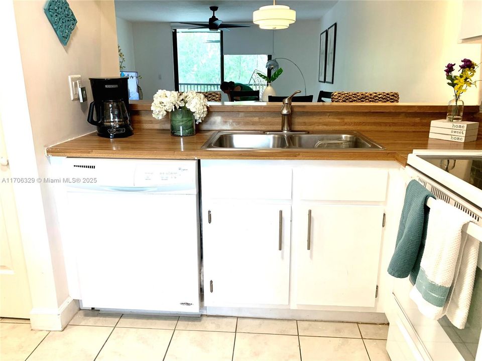 For Sale: $289,900 (2 beds, 2 baths, 940 Square Feet)