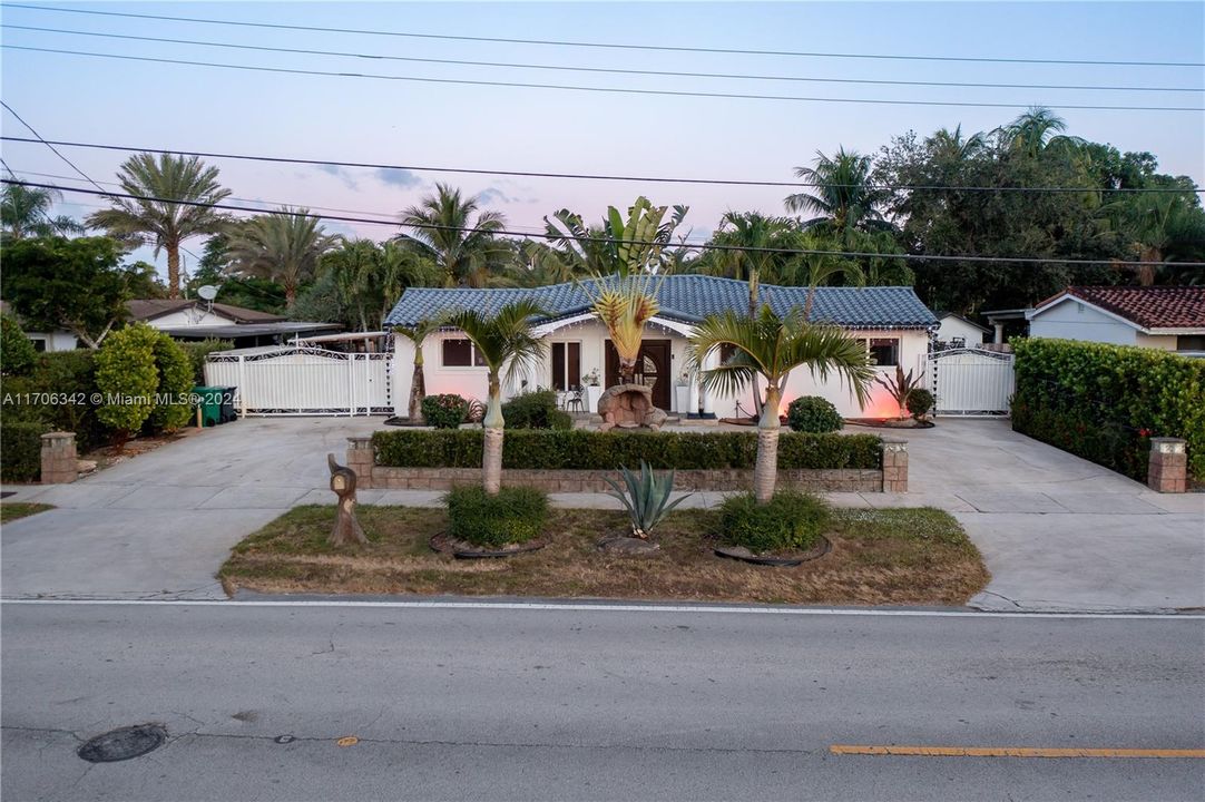 For Sale: $1,099,000 (4 beds, 3 baths, 1765 Square Feet)