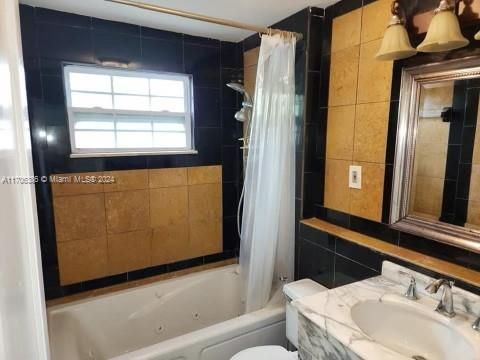 En Venta: $440,000 (3 camas, 3 baños, 895 Pies cuadrados)