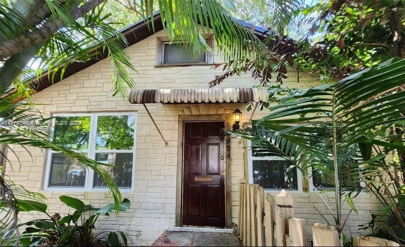 En Venta: $440,000 (3 camas, 3 baños, 895 Pies cuadrados)