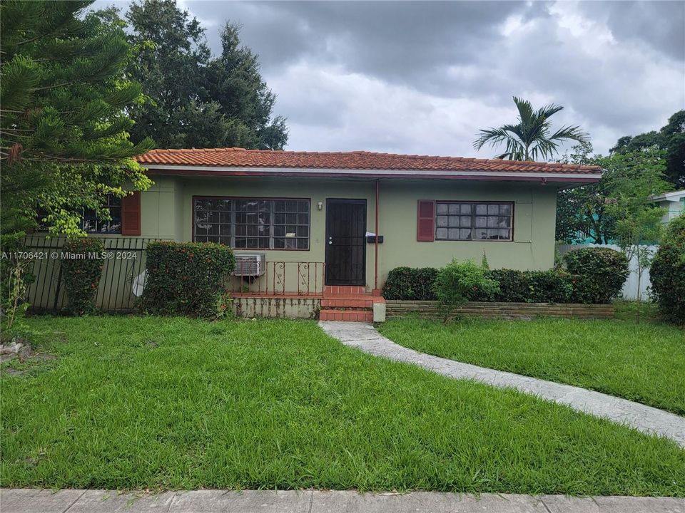 En Venta: $494,000 (5 camas, 2 baños, 1816 Pies cuadrados)