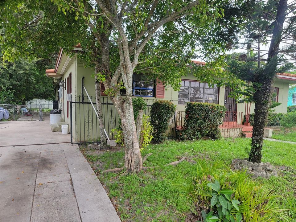 En Venta: $494,000 (5 camas, 2 baños, 1816 Pies cuadrados)