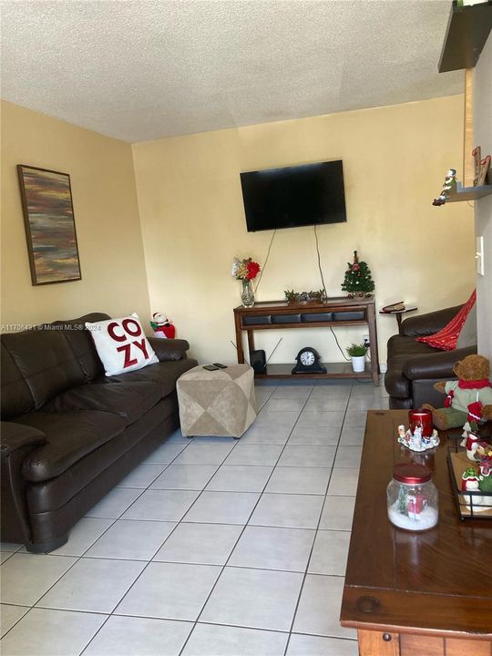 For Sale: $135,000 (1 beds, 1 baths, 510 Square Feet)