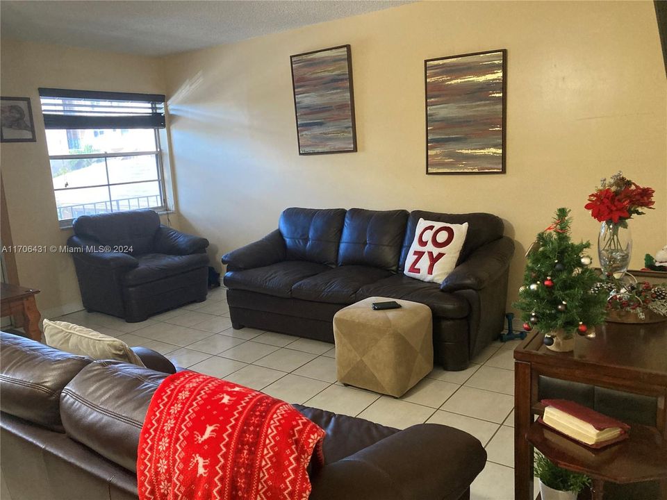 For Sale: $135,000 (1 beds, 1 baths, 510 Square Feet)