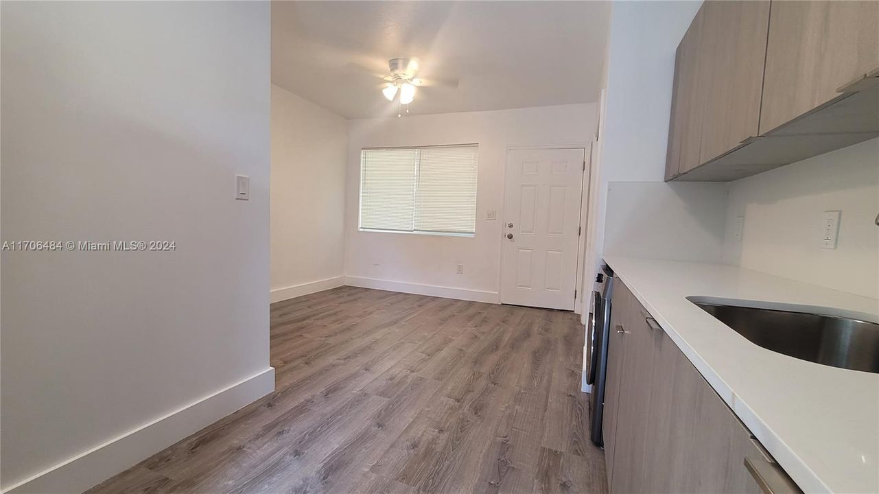 Active With Contract: $1,750 (0 beds, 1 baths, 400 Square Feet)