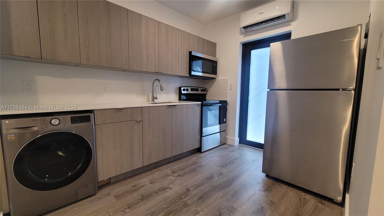 Active With Contract: $1,750 (0 beds, 1 baths, 400 Square Feet)