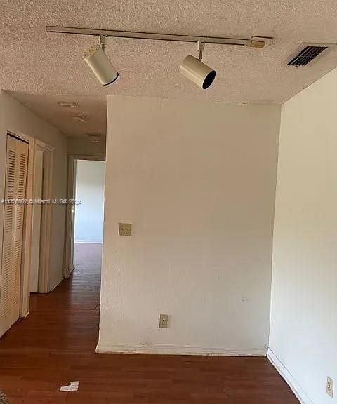 For Sale: $1,900 (2 beds, 1 baths, 912 Square Feet)