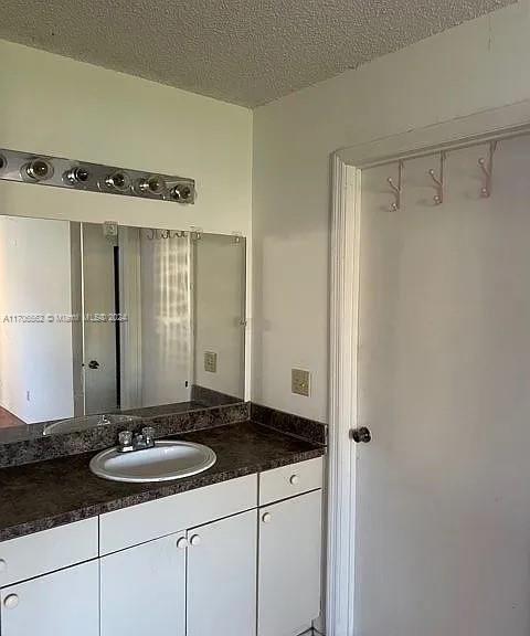 For Sale: $1,900 (2 beds, 1 baths, 912 Square Feet)