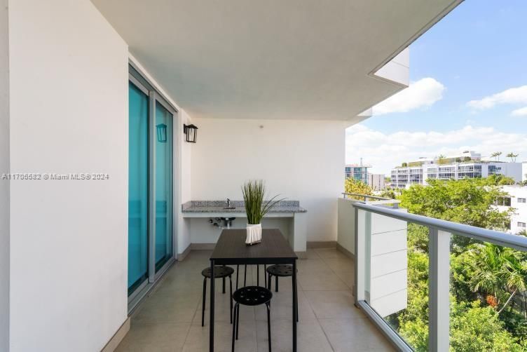 For Sale: $790,000 (1 beds, 2 baths, 955 Square Feet)