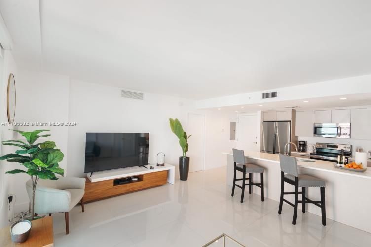 For Sale: $790,000 (1 beds, 2 baths, 955 Square Feet)