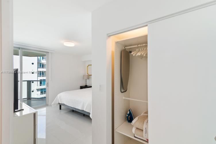 For Sale: $790,000 (1 beds, 2 baths, 955 Square Feet)