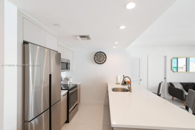 For Sale: $790,000 (1 beds, 2 baths, 955 Square Feet)