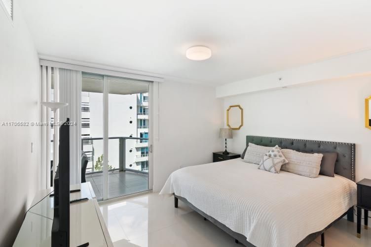 For Sale: $790,000 (1 beds, 2 baths, 955 Square Feet)