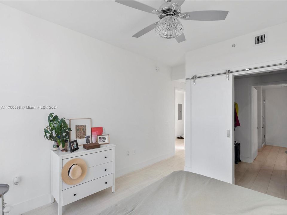 For Sale: $599,000 (2 beds, 2 baths, 968 Square Feet)